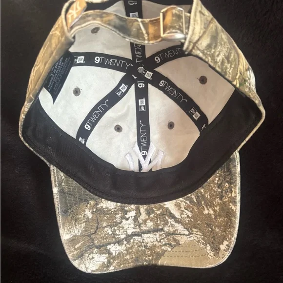 New Era Women's NY Yankees Camo Cap with White Logo - Picture 4 of 5
